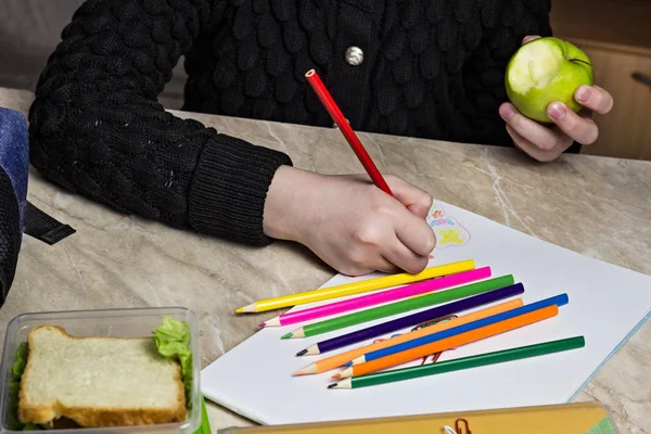 宿題は、食用リンゴ少女をクローズ アップ — ストック写真