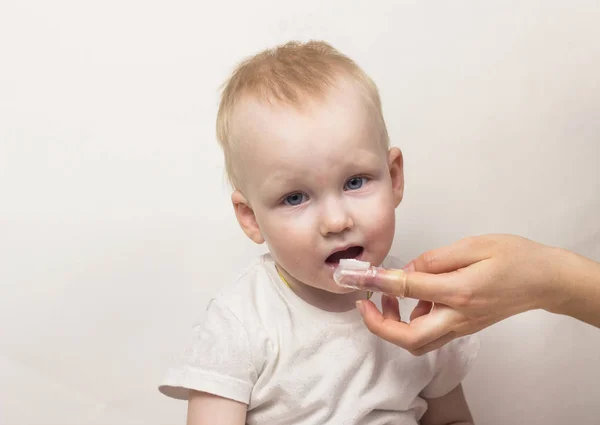 Kleine moeder reinigen haar tanden, witte achtergrond, close-up — Stockfoto