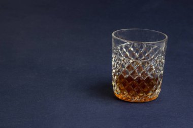 Mavi bir arka plan üzerinde alkol ile cam