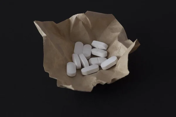 Tabletki na czarnym tle — Zdjęcie stockowe