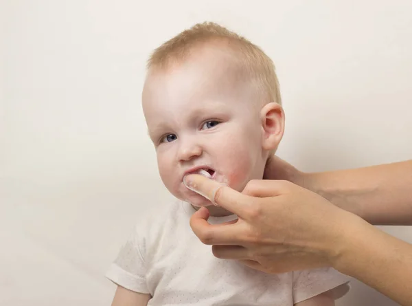 Moeder reinigt de tanden van een klein meisje, close-up — Stockfoto