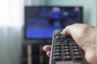 Bir Tv Uzaktan kumanda ile TV, orada arka planda eldir