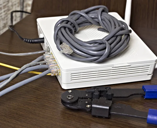 Modem, cabo de rede e frisador para frisos — Fotografia de Stock