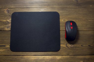 Ahşap arka plan üzerinde fare ve pad fare bilgisayar