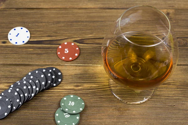 Poker chips tarjeta alcohol — Foto de Stock