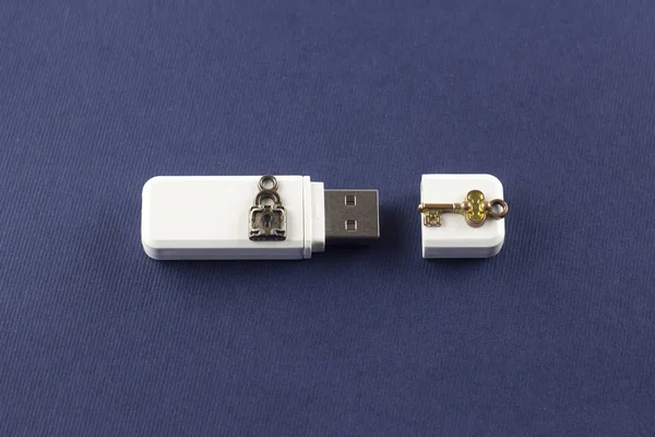 Flash drive bianco su sfondo blu, chiave e blocco — Foto Stock