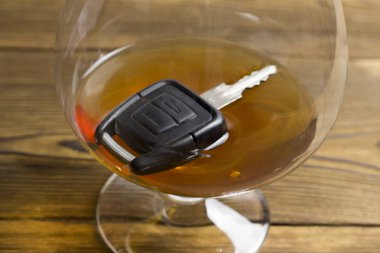 Arabanın anahtarını bir bardak alkol ile