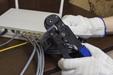 Bir adam bir ağ kablo, modem, Internet, yakın çekim bir çip sıkma