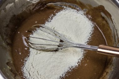 Pasta hazırlanması, süt ve un, kakao fırçalamak için kırbaçlanan