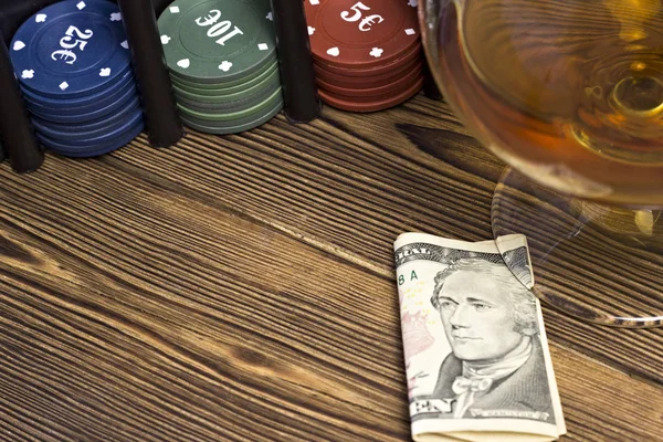 Karty a peníze na dřevěné pozadí — Stock fotografie