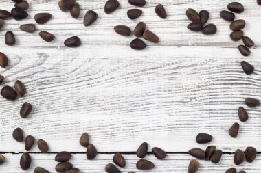 Beyaz ahşap zemin üzerinde çam fıstığı