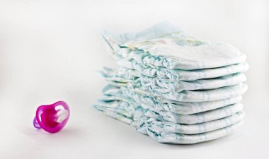 Çocuk bezi ve beyaz arka plan üzerinde meme