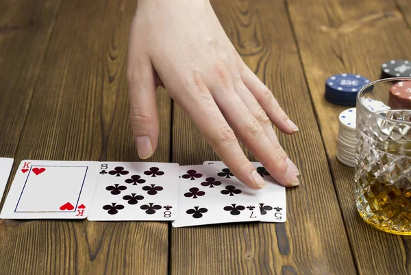 Μάρκες πόκερ κάρτα χέρι αλκοόλ, ξύλινο υπόβαθρο — Φωτογραφία Αρχείου