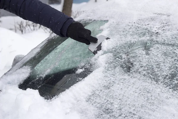 Limpieza de vidrio frontal del coche de hielo y nieve, rascador — Foto de Stock