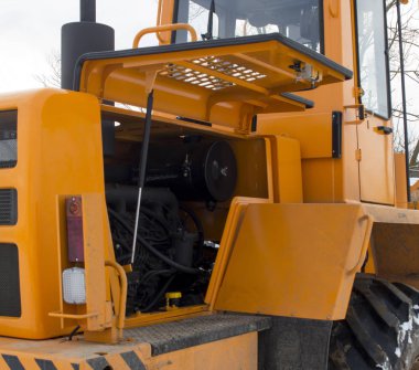 Kırık traktör yükleyici, motor bölmesi