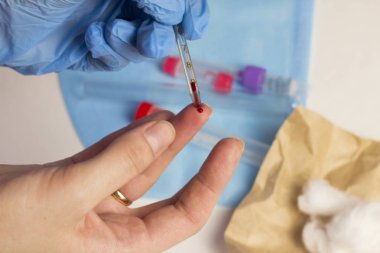 Bir doktor bir parmak kan alır yakın çekim