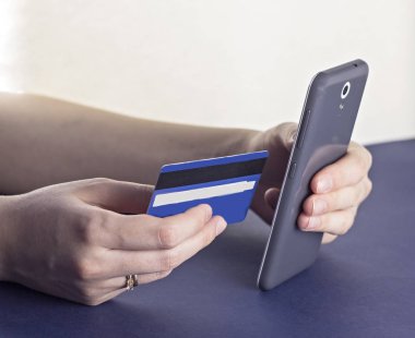Kız bir kredi kartı ile telefon içine veri girer yakın çekim
