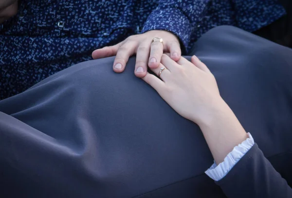 La mano de los hombres descansa sobre el abdomen de una mujer embarazada —  Fotos de Stock