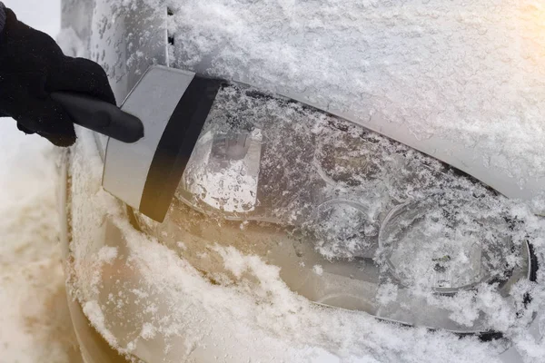 Limpieza del faro del coche de la nieve — Foto de Stock