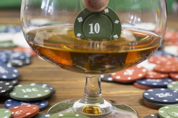 Poker fişleri kartı alkol — Stok fotoğraf