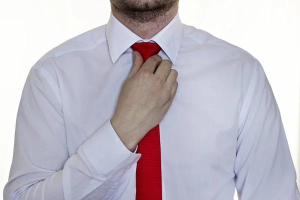 Бородатий чоловік у білій сорочці з червоною краваткою на білому тлі, крупним планом — стокове фото
