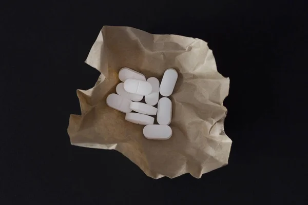 Tabletki na czarnym tle — Zdjęcie stockowe