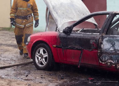 İtfaiye su ile yanan bir arabadan söndürmek, ateş, söndürmek