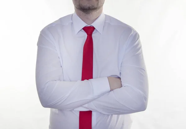 Недбалий чоловік у білій сорочці з краваткою складеними руками хрестом — стокове фото