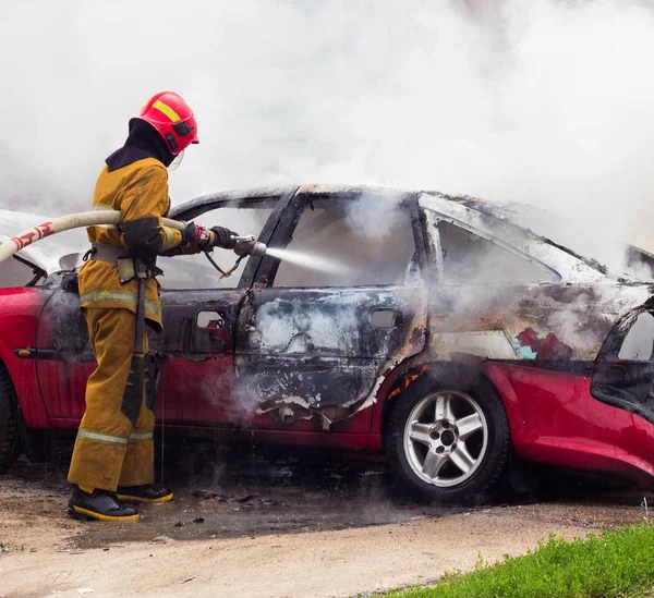 Hasicí přístroj hasí hořící auto z hasičské hadice, požární a auto — Stock fotografie