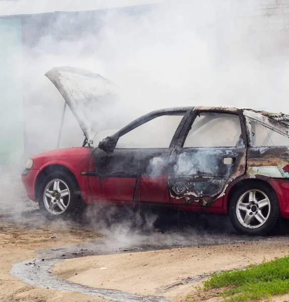 Hořící auto, spousta kouře, ohně, zkrat — Stock fotografie