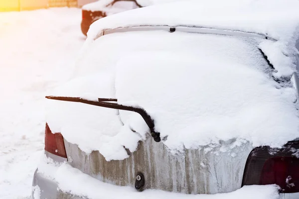 Ventana trasera cubierta de nieve del coche — Foto de Stock