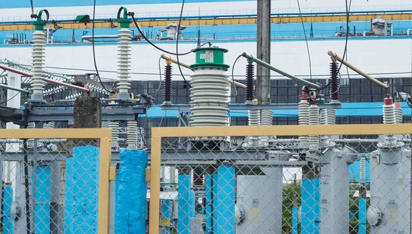 Estación de transformador eléctrico de alto voltaje, central eléctrica —  Fotos de Stock