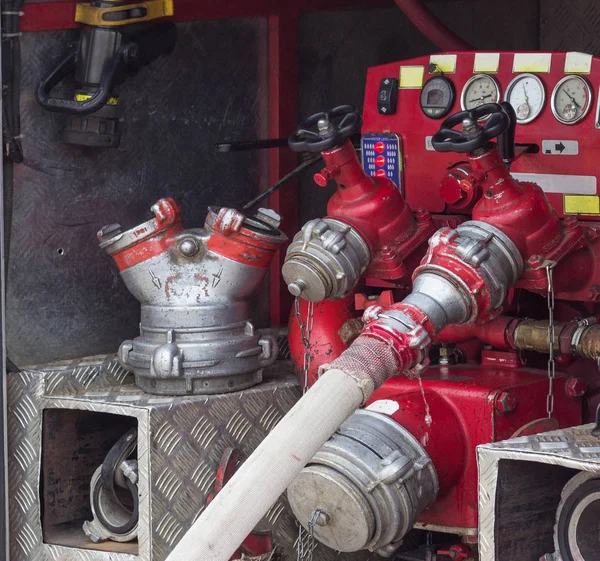 Máquina de extinção de incêndios em um caminhão de bombeiros, close-up, equipamentos, bombeiros — Fotografia de Stock