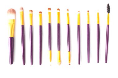 Makyaj seti beyaz zemin üzerine ayrı tut, kozmetik fırçalar.