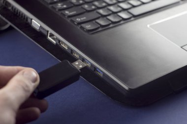 Bir erkek eli a Usb birden parlamak götürmek laptop içine ekler.
