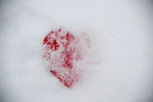 Czerwone wielkie serce na śniegu — Zdjęcie stockowe