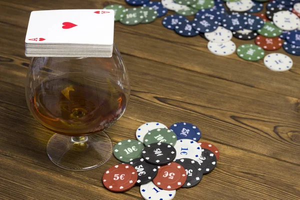 Покерні чіпси алкоголь — стокове фото