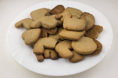 Bisküvi love beyaz tabakta ve beyaz bir arka plan