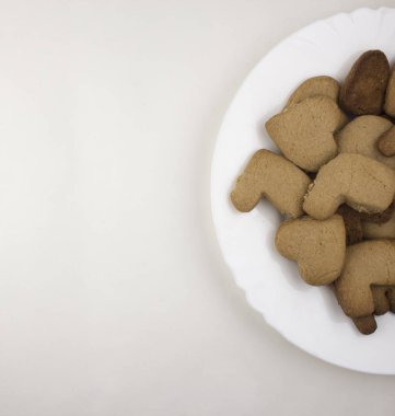 Bisküvi love beyaz tabakta ve beyaz bir arka plan