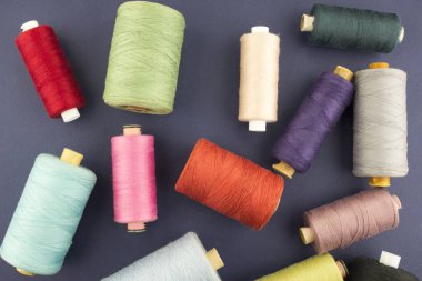 Hanks mavi bir arka plan iş parçacığında