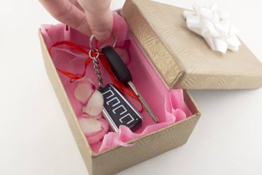 Arabanın anahtarlarını, Hediyelik sürpriz