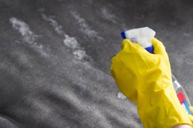 Temizleyici kanepeye, püskürtme kız yakın çekim