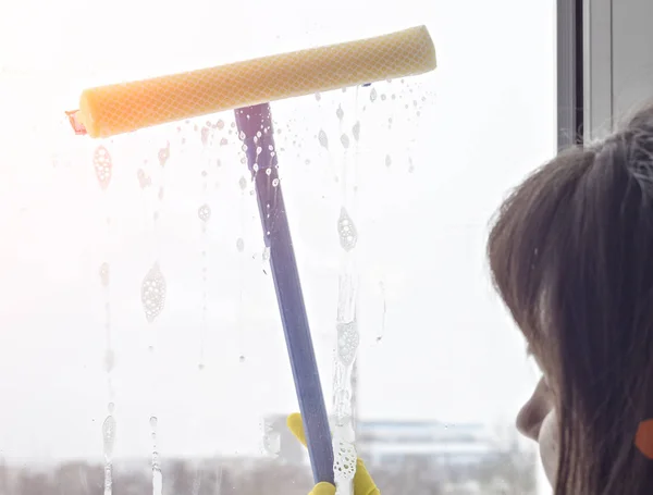 Das Mädchen Wäscht Das Fenster Nahaufnahme — Stockfoto