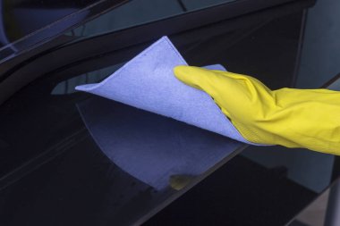 Daire, sarı eldivenler, toz temizleme