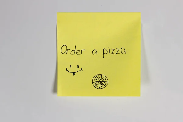 Adesivo amarelo na porta da geladeira com a inscrição Pizza — Fotografia de Stock