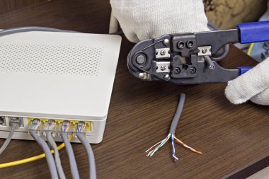 Ağ kablo, modem tablo, yönlendirici, ağ kablosu, bir yakın çekim adam keser