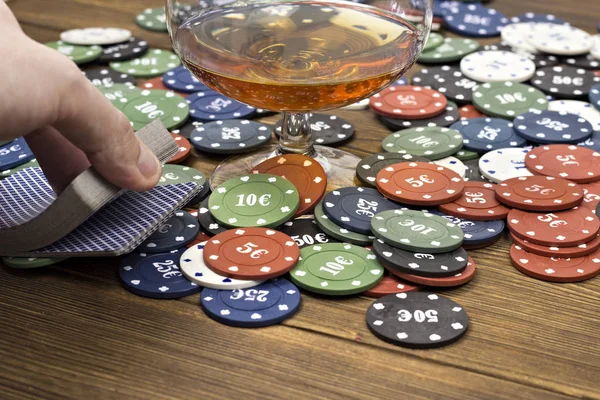 Poker chips de alcohol de la tarjeta, fondo de madera, vidrio —  Fotos de Stock