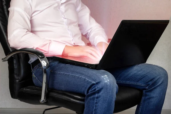 Чоловік працює за ноутбуком з екрану шкідливе випромінювання, випромінюючи — стокове фото
