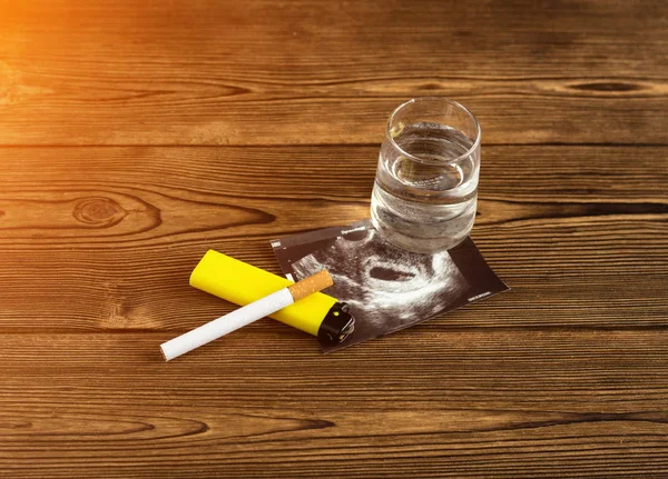Çakmağı ve bir sigara alkol, bir atış uzi gebeliğin yakınındaki ile gebelik ve kötü alışkanlıkları, Sigara