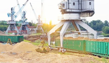 Bağlantı noktası vinç talaş yükleme yükleme, güneşin tren, navlun araçların içine yapar